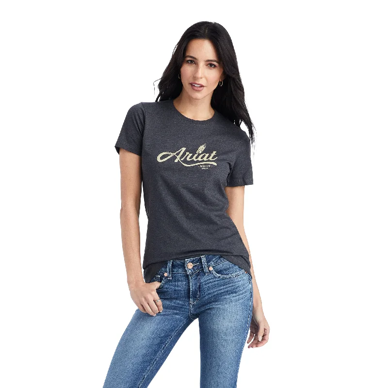 10042722 Ariat Wms Wheat Script ss Tee